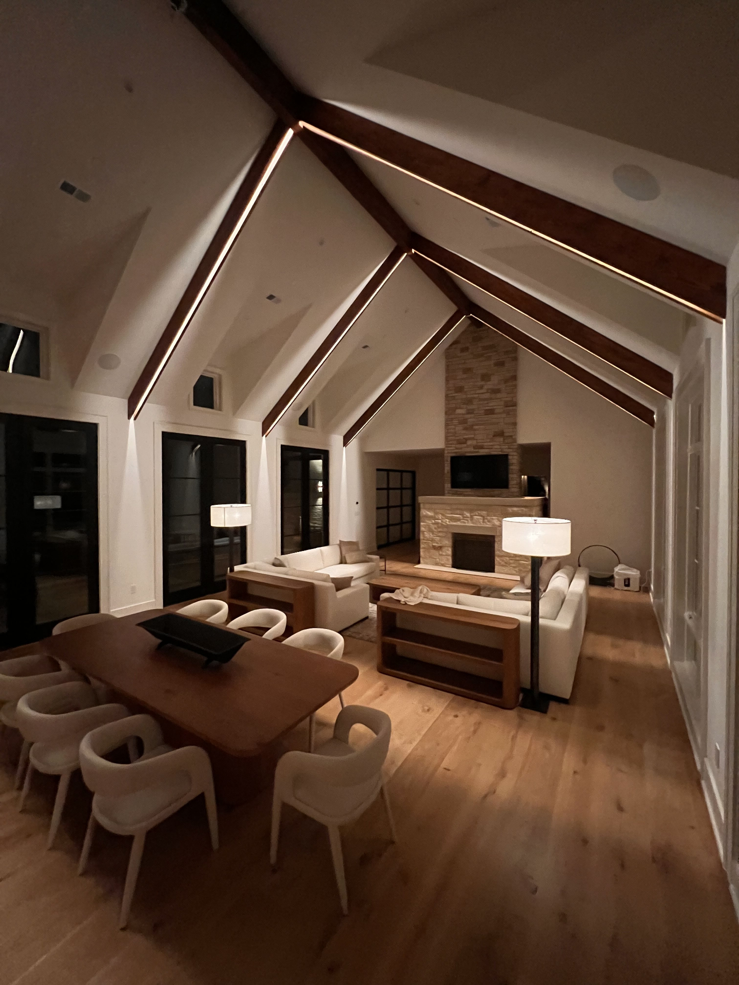 Vaulted ceiling with beam lighting in living room
