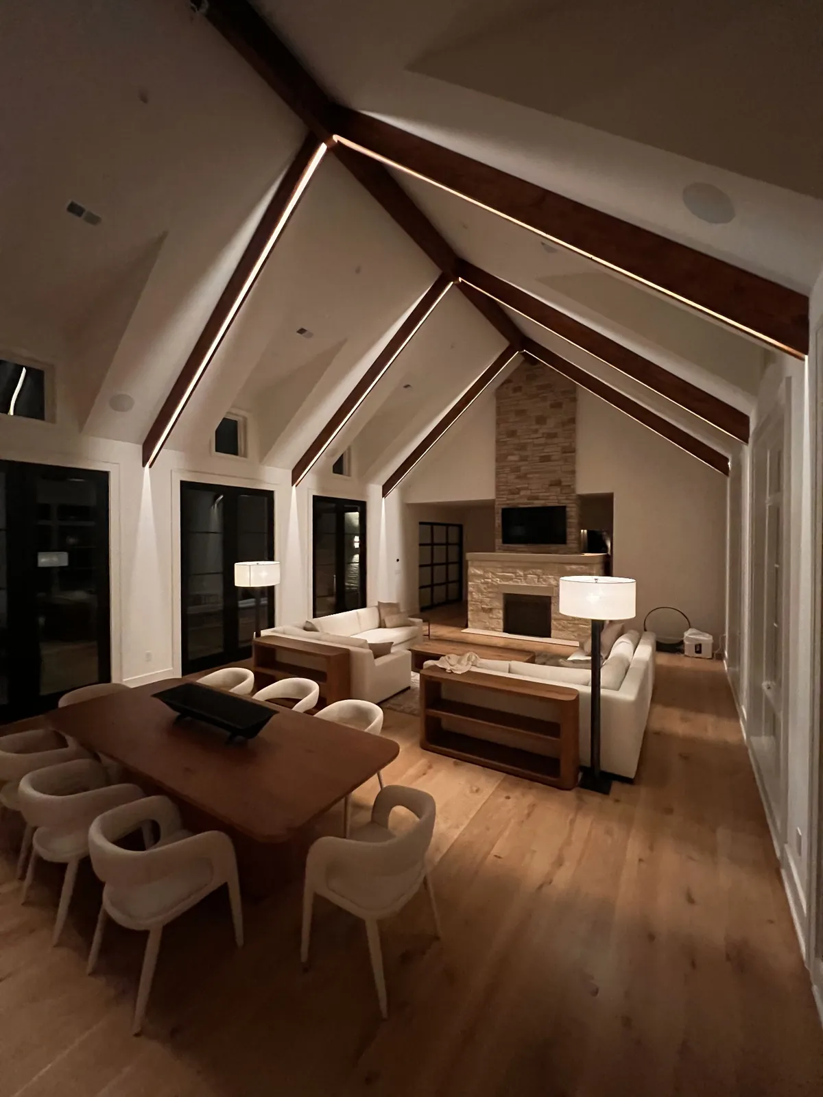 Vaulted ceiling with beam lighting in living room